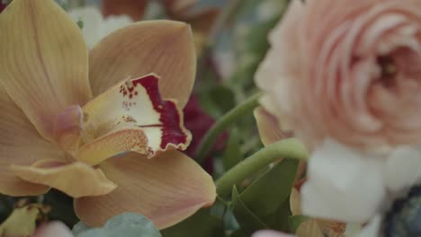 Cierre-Estático-De-Flores-En-Un-Ramo.