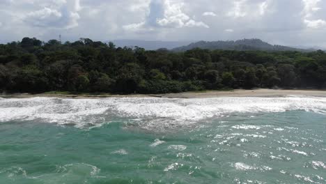 Vista-De-Drones-En-La-Playa-De-Costa-Rica-Que-Muestra-El-Mar,-La-Costa-Y-El-Bosque.