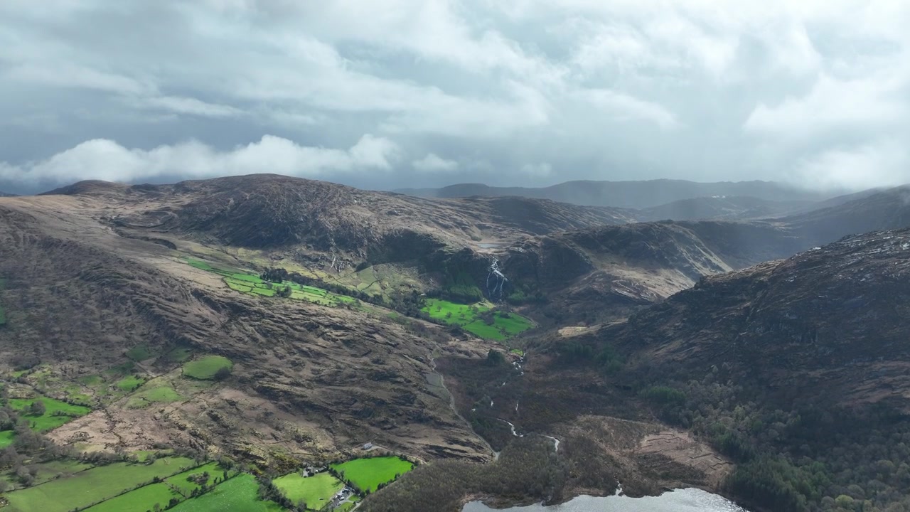 Luftlandskap i det ville Irland, stigende utsikt over Gleninchquin-dalen, avsidesliggende fjell i romantiske Kerry, episke steder