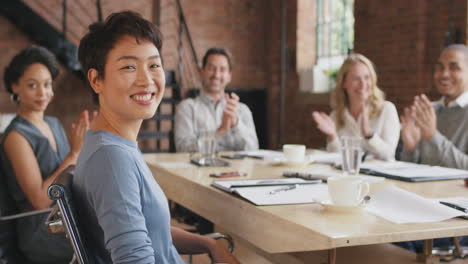 Retrato-De-Una-Joven-Mujer-De-Negocios-Segura-De-Sí-Misma-En-La-Mesa-De-La-Sala-De-Juntas-En-Cámara-Lenta-Dándose-La-Vuelta-Y-Sonriendo-Aplaudiendo