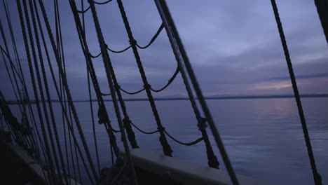 buque de vela del siglo xviii en marcha al amanecer