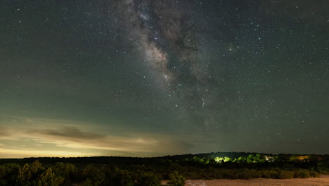 el lapso de tiempo del núcleo de la vía láctea sobre el río llano fuera de mason, texas en el país de las colinas de texas