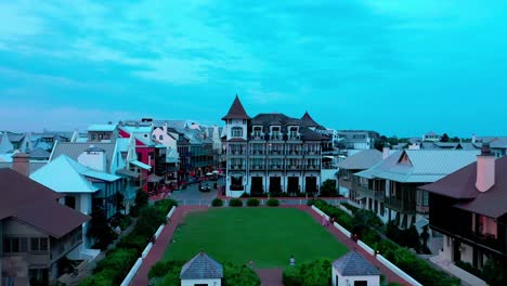 Vista-De-Drones-Volando-Lejos-Del-Hotel-Perla-En-Rosemary-Beach-Florida