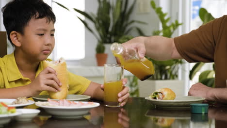 niño asiático sentado en la mesa