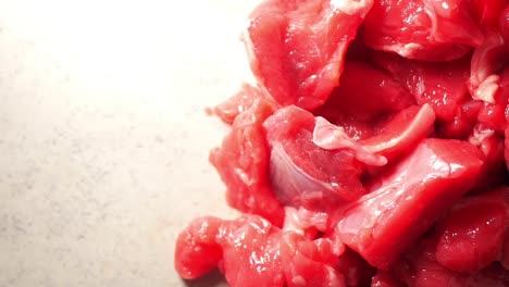 cubos de carne de res cruda