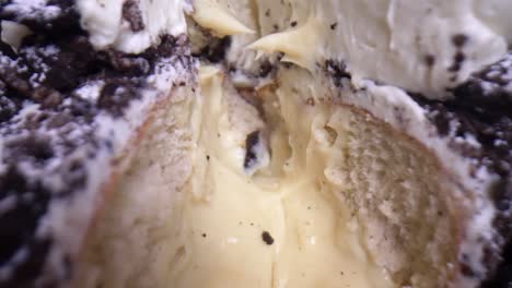 dentro de las galletas y el donut de crema en primer plano filmado con laowa 24 macro