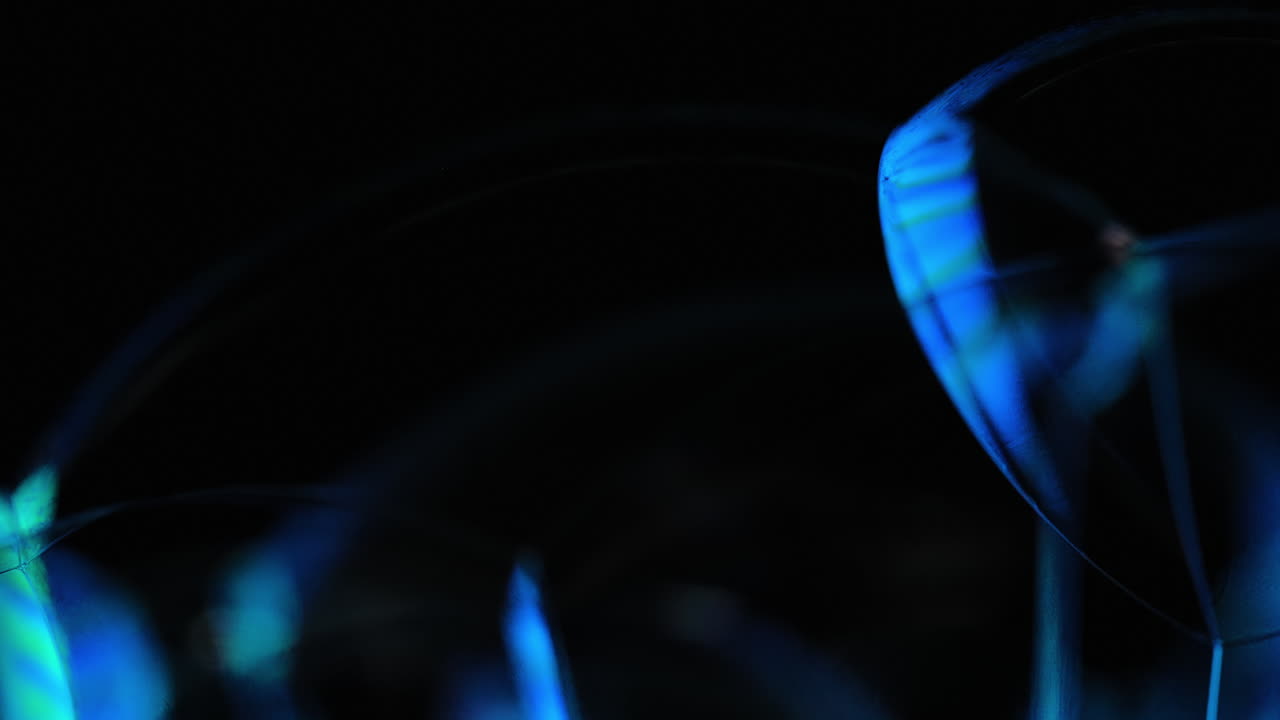 burbujas azules sobre fondo negro, diseño abstracto oscuro