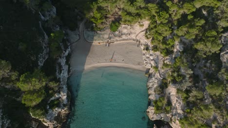 Impresionante-Playa-De-La-Macarelleta-Con-Aguas-Cristalinas-Y-Gente-Paseando.