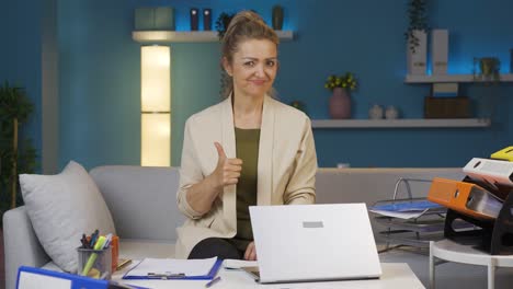 Mujer-Trabajadora-De-Oficina-En-Casa-Expresando-Su-Mente-Y-éxito-A-La-Cámara.