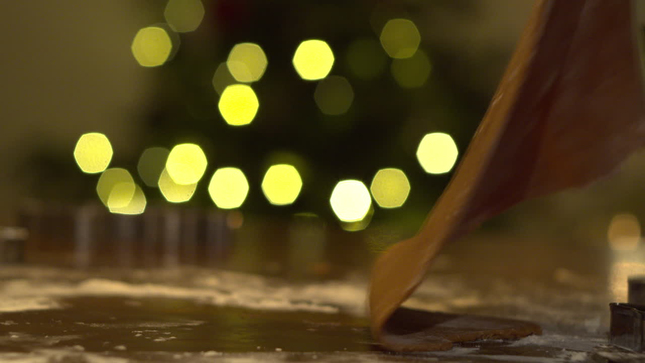 평평한 진저 브레드 반죽을 뒤집고 밀가루로 흩어지는 남성 손