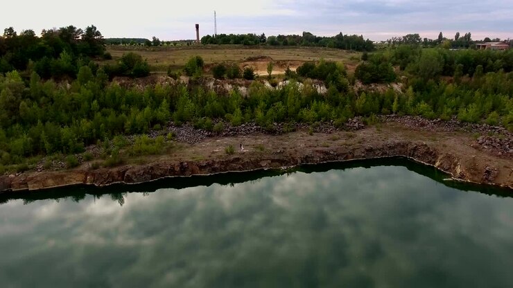 Splendida vista da una strada che attraversa il bellissimo lago e la foresta