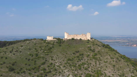 Burgruinen-Aus-Mädchenstein-Mit-Blick-Auf-Die-Stadt-Mikulov-In-Mähren,-Drohne