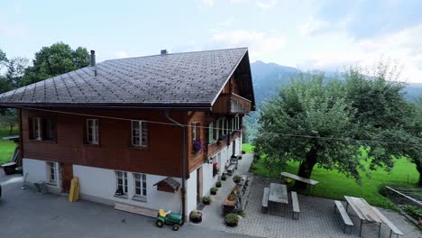 Vista-A-La-Montaña-Eiger-Directamente-Desde-La-Puerta-De-La-Casa-Tradicional