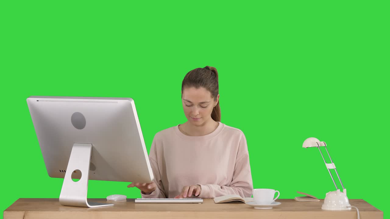 초록색 화면에서 컴퓨터에서 일하는 아름다운 여성, 크로마 키