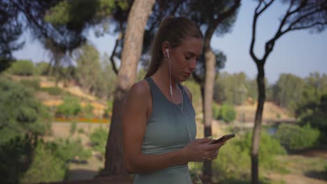 la chica, con auriculares, enciende la música en su teléfono