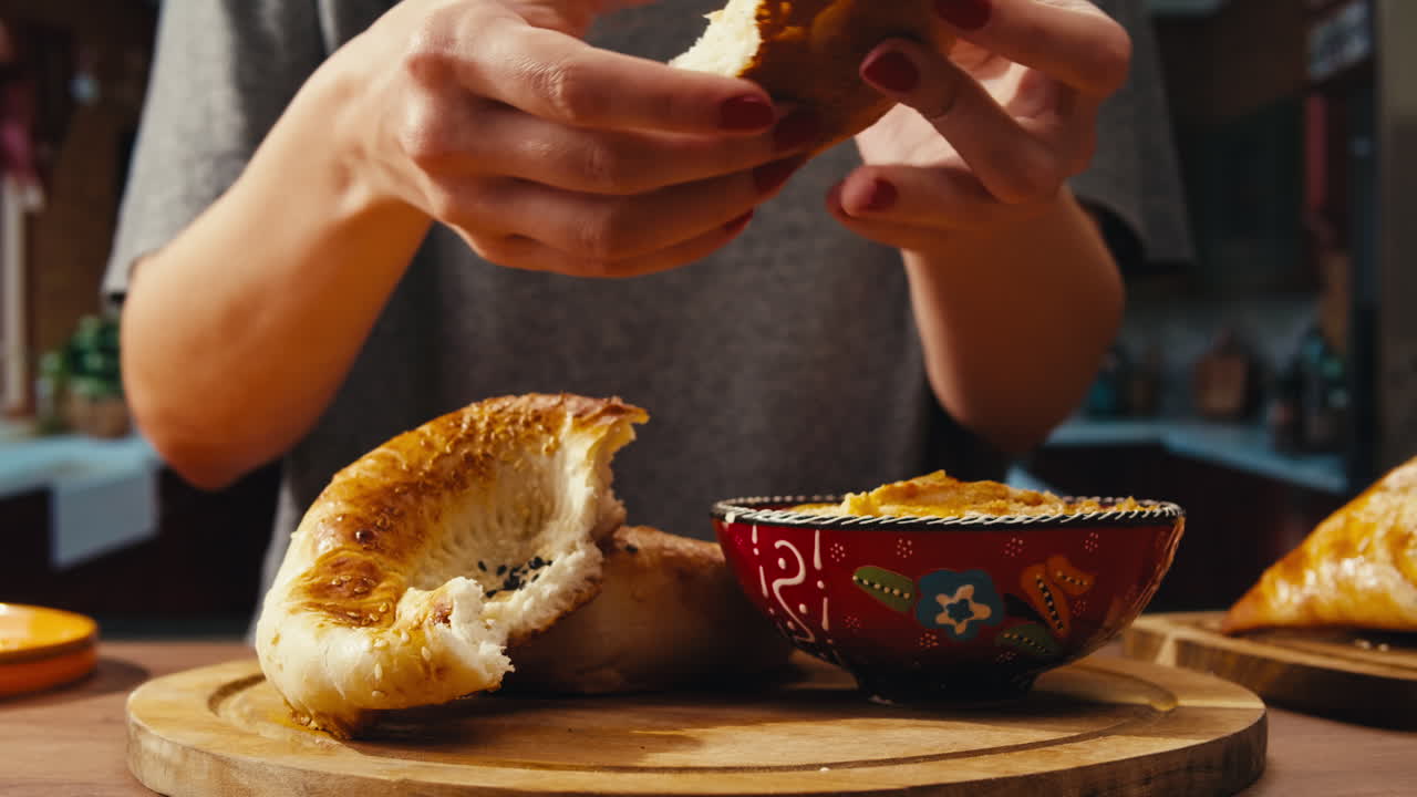 mujer disfrutando de pan con hummus