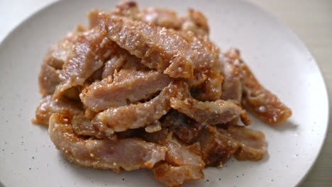 Gegrillter-Schweinenacken-Oder-Auf-Holzkohle-Gekochter-Schweinenacken-Mit-Thailändisch-Scharfer-Dip-Sauce