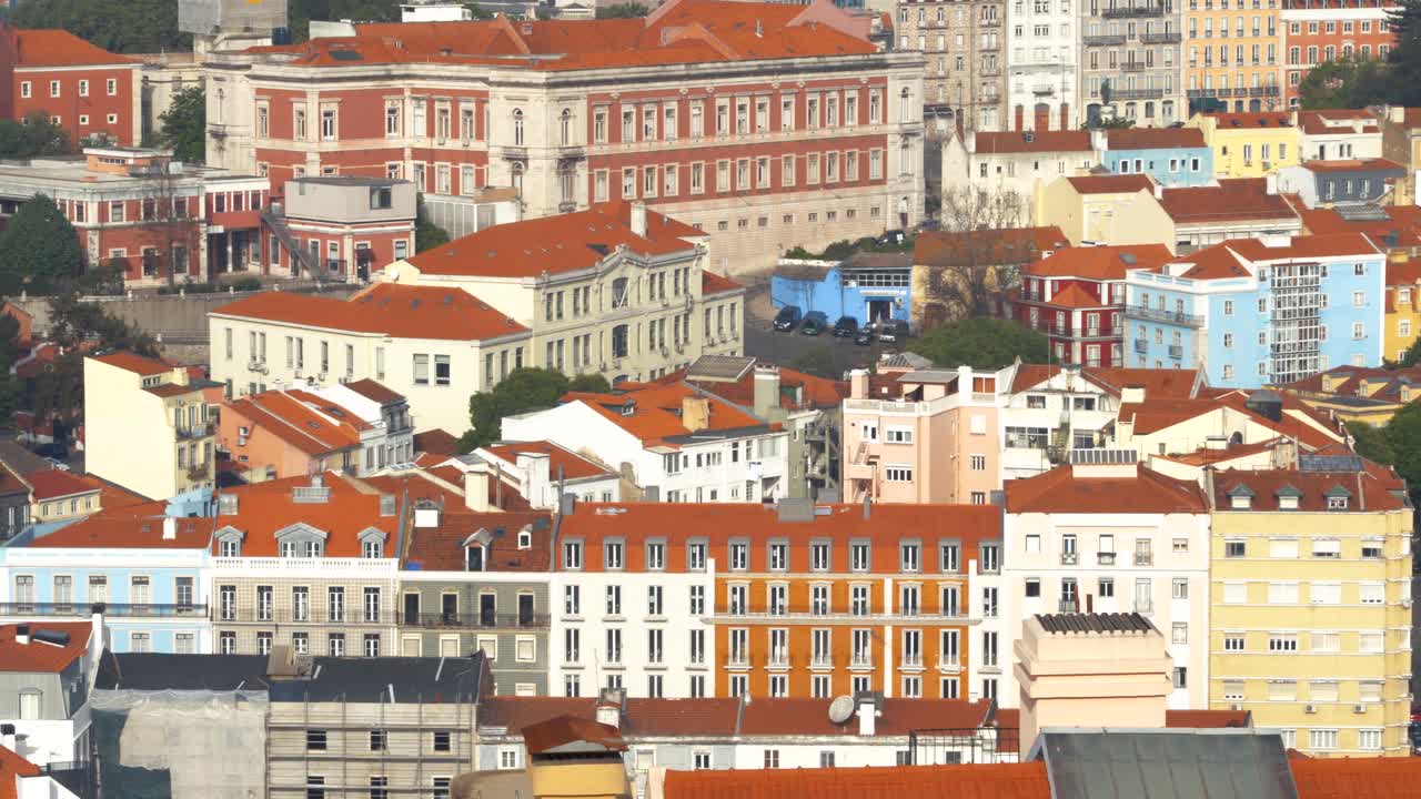 Incredibile ripresa aerea 4K del centro di Lisbona vicino a Beato all'alba con movimento panoramico.