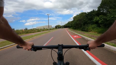 sendero para bicicletas con marcas para bicicletas y personas que corren, pov