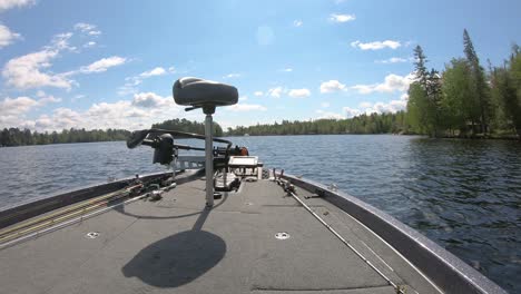 Cubierta-Delantera-Del-Barco-De-Pesca-De-Lubina-Mientras-Flota-En-Un-Lago-Bermellón-En-Un-Día-De-Verano-En-El-Norte-De-Minnesota