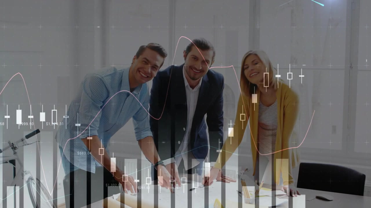Tres colegas examinando planes en una mesa, generando gráficos financieros animados y finalizando el presupuesto