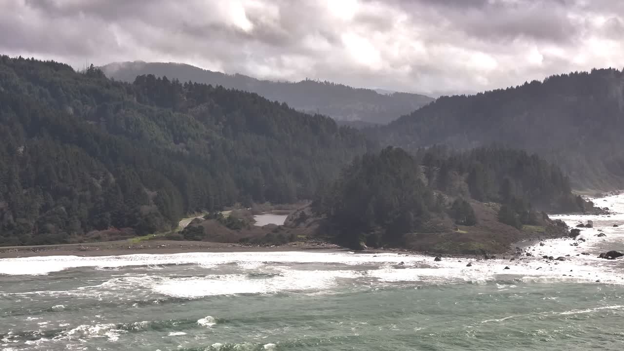 Scopri la bellezza nascosta della costa californiana con questa ripresa aerea in avvicinamento su una serena insenatura, che mostra acque cristalline, scogliere frastagliate e paesaggi naturali mozzafiato.