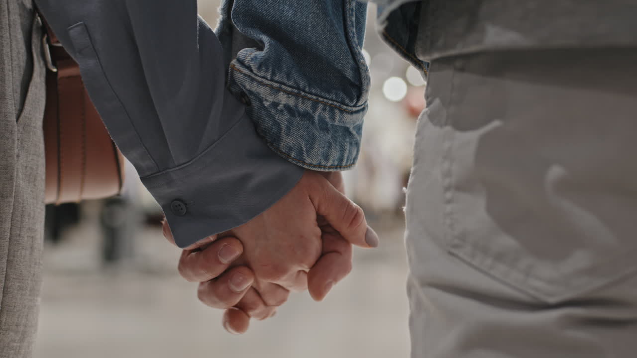 을 는 동안 손을 잡고 있는 부부