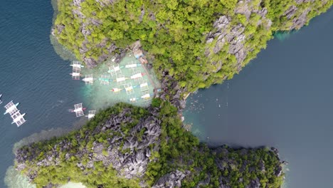 Barcos-Turísticos-Banka-Estacionados-Junto-A-Rock-Ridge,-Lago-Barracuda,-Coron