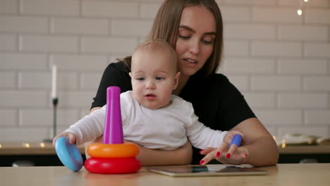 La-Niña-Y-Su-Mamá-Juegan-Con-Juguetes-De-Colores-En-Casa