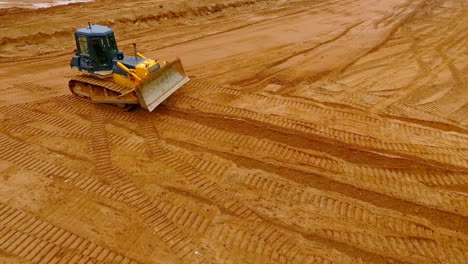 Sandbergbauindustrie.-Bulldozer-Maschine.-Raupenbulldozer-Bewegt-Sich-In-Der-Sandmine