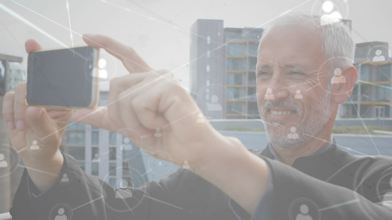 Video vertical: Hombre levantando un smartphone en un balcón, capturando y revisando tomas con una superposición tecnológica.