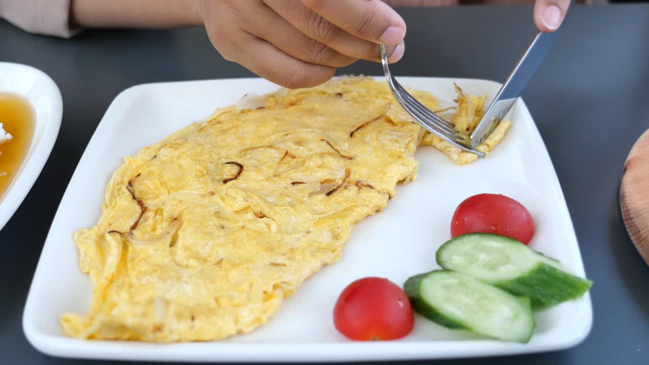 오멜 아침 식사를 하는 사람