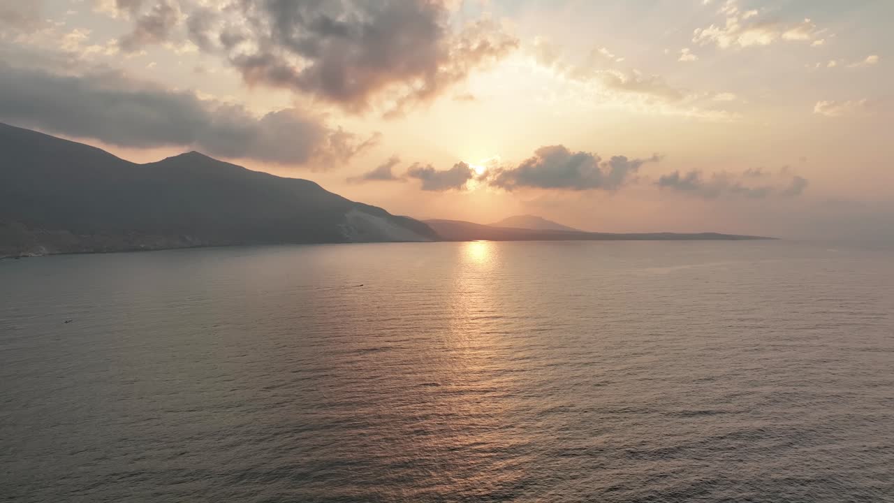 horizonte dorado durante la puesta de sol sobre la playa de delisha en la isla de socotra, yemen