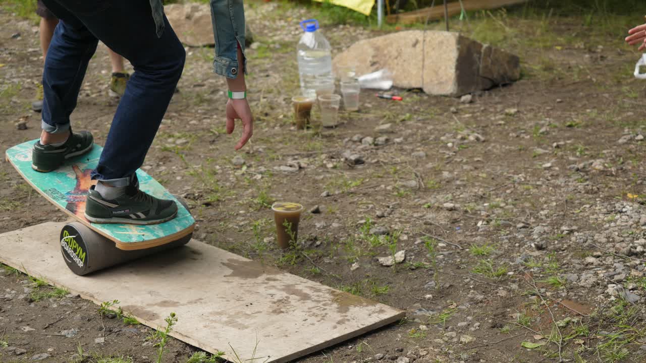 persona equilibrándose en una tabla de madera