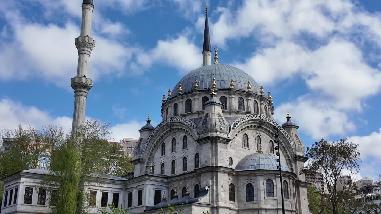 Moschea ottomana riccamente decorata con cupola e minareto contro il cielo blu