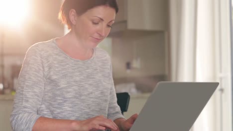 mujer pensativa usando su computadora portátil