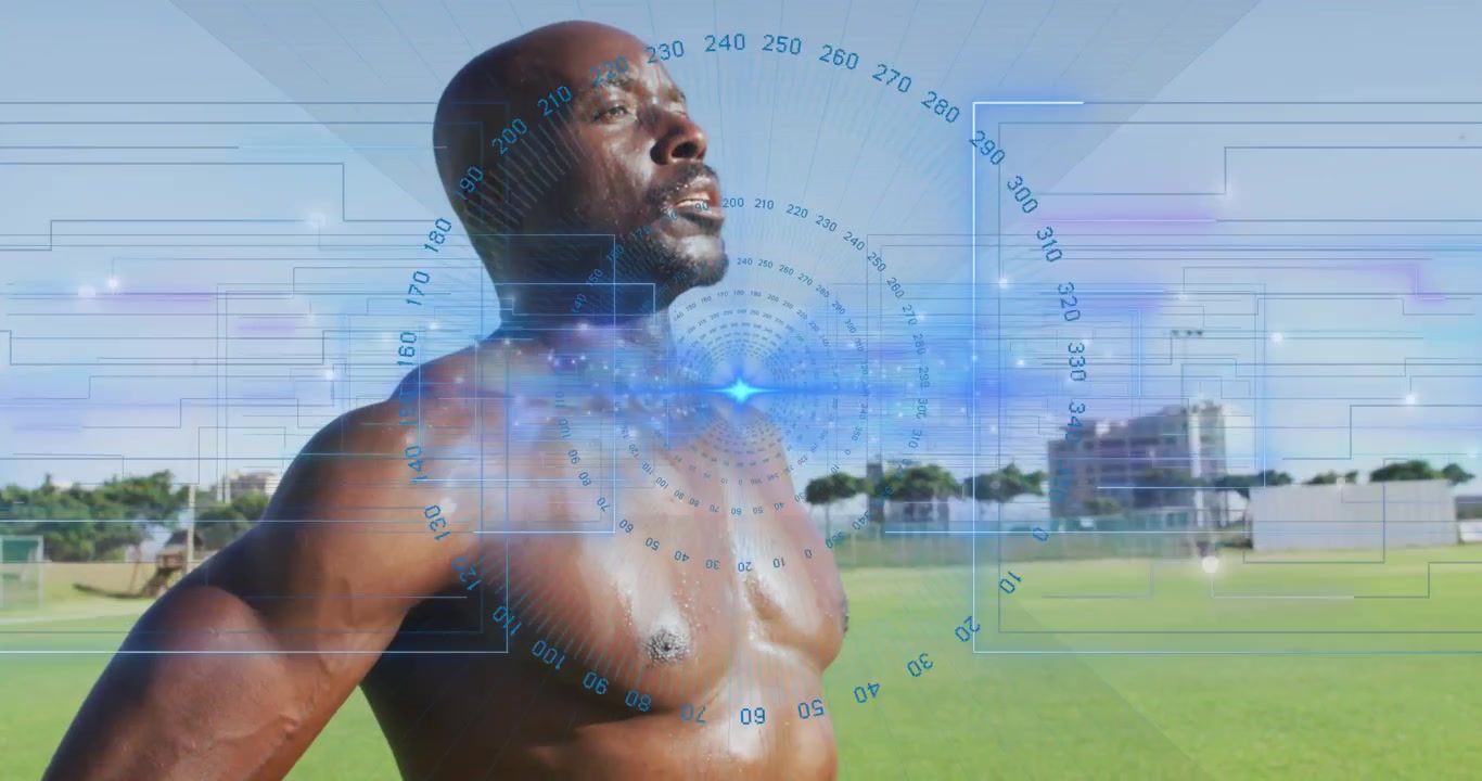 Uomo maturo che recupera dopo uno sprint, respirando profondamente su un campo sportivo, con un overlay HUD che monitora il torace.