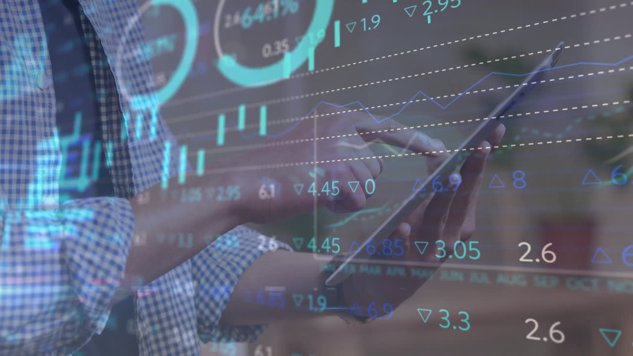 animazione dell'elaborazione dei dati finanziari su un uomo d'affari caucasico che utilizza un tablet