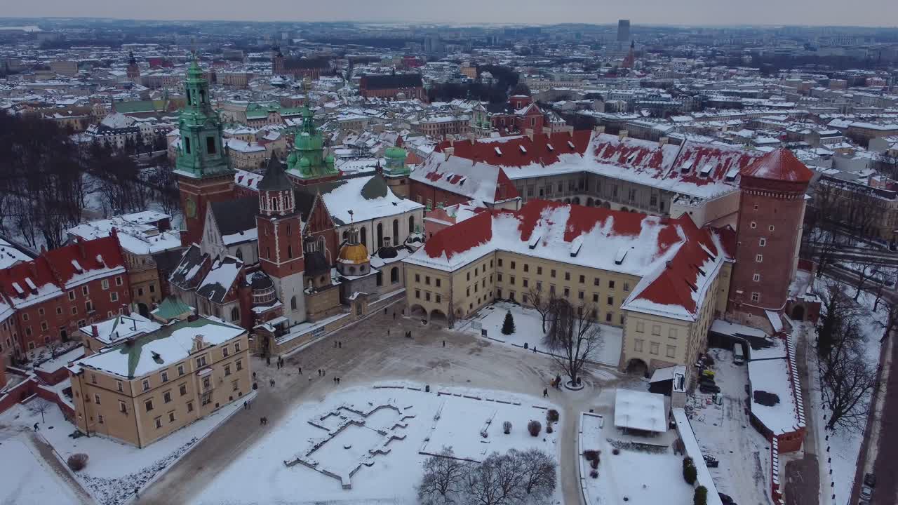 Luftfoto av Wawel slott og Wawel katedral i Krakow, Polen – vinter med snø