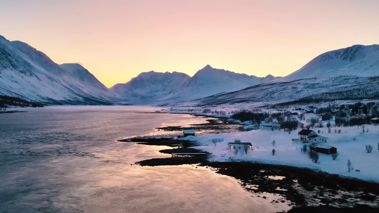 ノルウェー、リンゲンアルプスの美しい景色の空撮