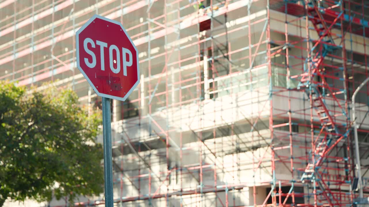 Diverse pedoni che entrano, superando un segnale di STOP rosso sul marciapiede mentre vanno al lavoro, con spazio per il testo