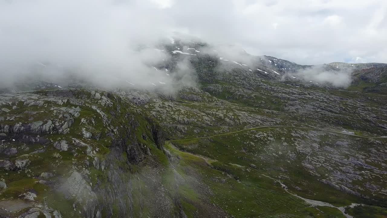 volando y recorriendo las montañas noruegas