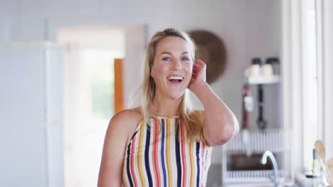 Retrato-De-Una-Mujer-Madura-Caucásica-Feliz-Sonriendo-En-La-Cocina