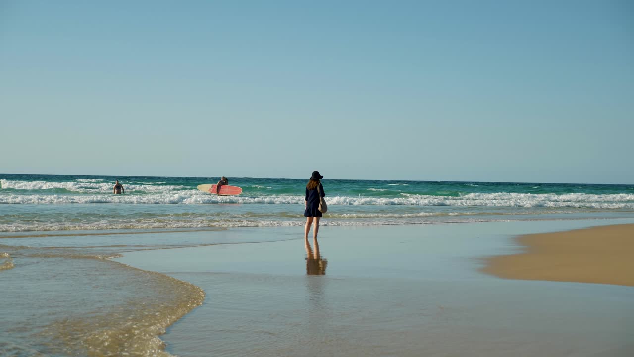 stradbroke 섬, 브리즈번, 호주에 해변에 산책하는 여성 젊은 아시아 관광