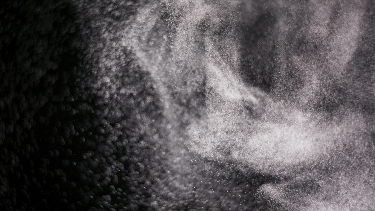 검은 바탕에 분리 된 파우더