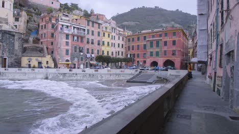 Vista-Panorámica-En-Cámara-Lenta-De-Vernazza,-5-Terre,-Durante-Una-Tormenta-De-Mar