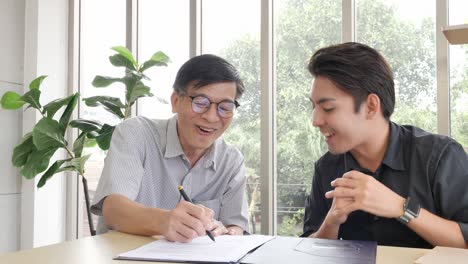 sign contract shake hands to reach an agreement
