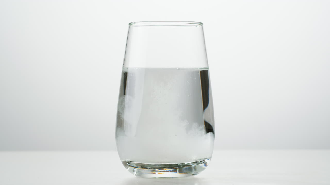 물에 태블릿을 용해하는 것