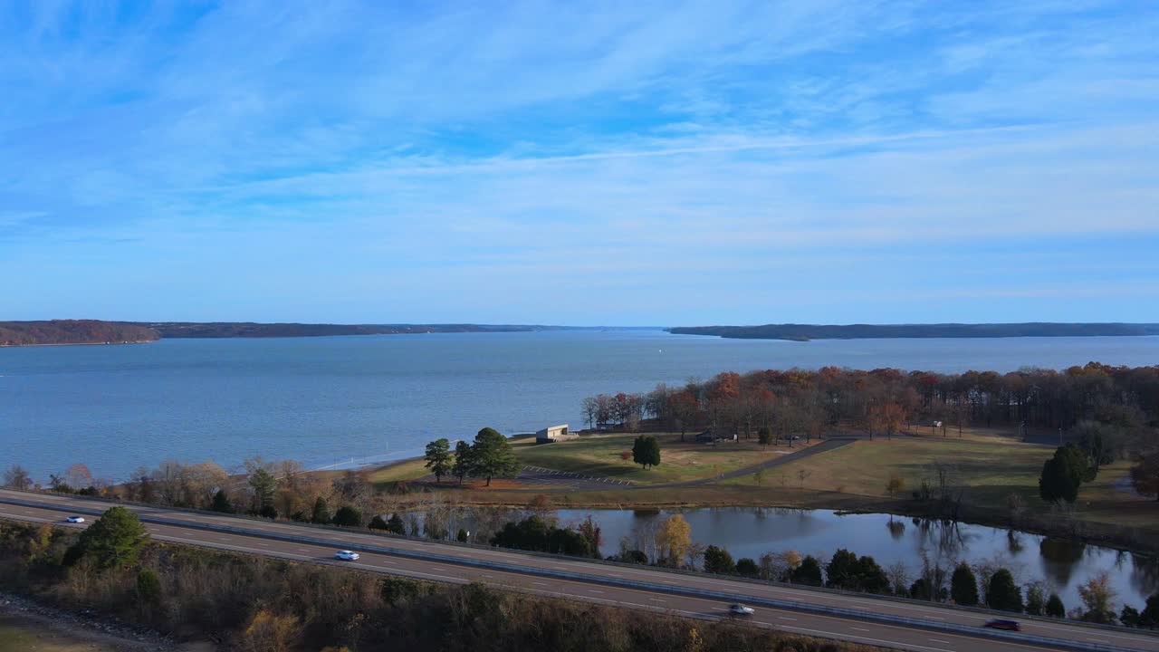 vista del lago kentucky y la unidad de puerto deportivo desde el parque estatal paris landing en el condado de henry, tennessee