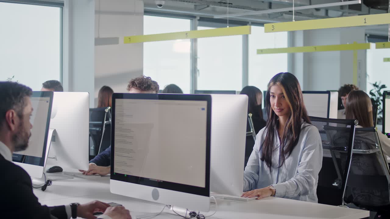 현대적인 오픈 스페이스 기업 사무실은 데스크 컴퓨터에서 일하는 사업가와 사업가들을 끌고 나갑니다.